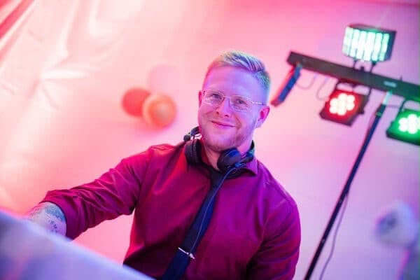 Hochzeits- und Party-DJ am Pult live am Abend
