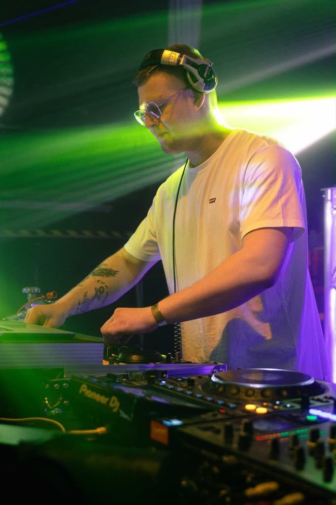 Mobiler DJ am Mischpult – Eventtechnik aus Kremperheide