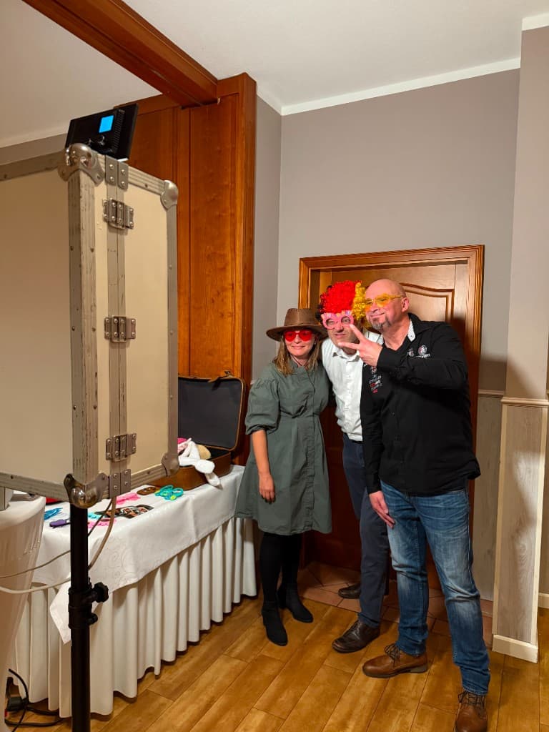 Gäste an der Fotobox bei einer Feier