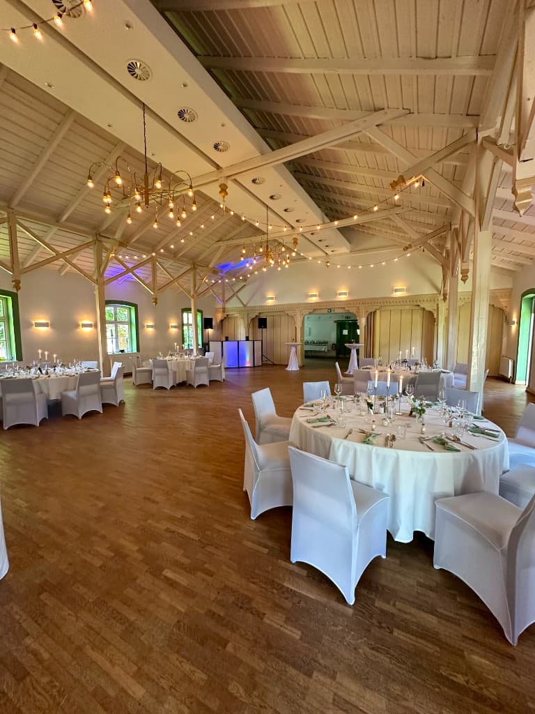 Eventsaal mit DJ-Lichtanlage und warmer Beleuchtung